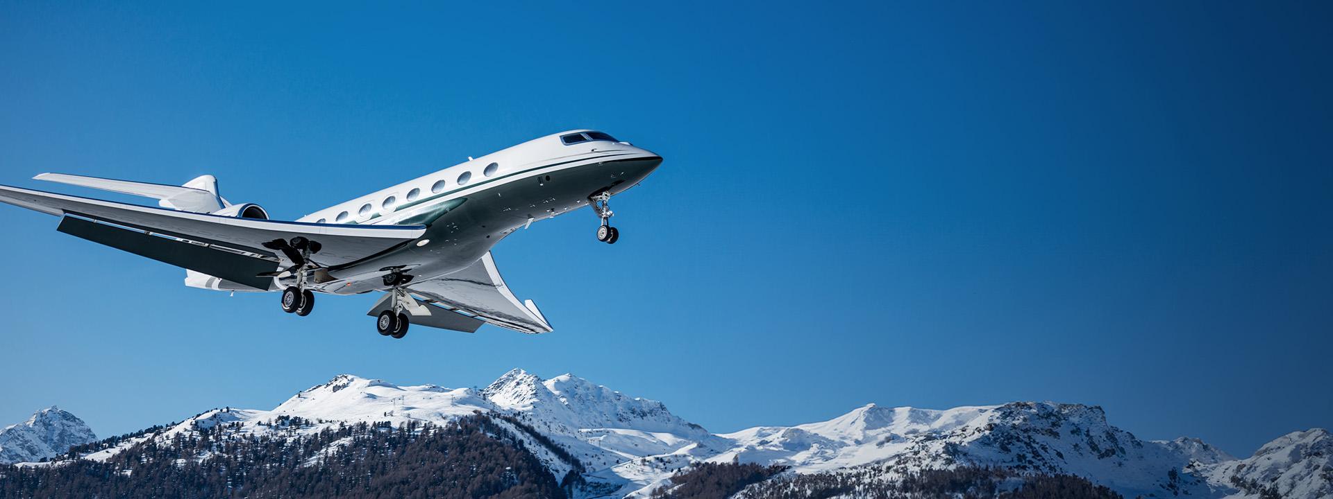 Un avión volando por encima.